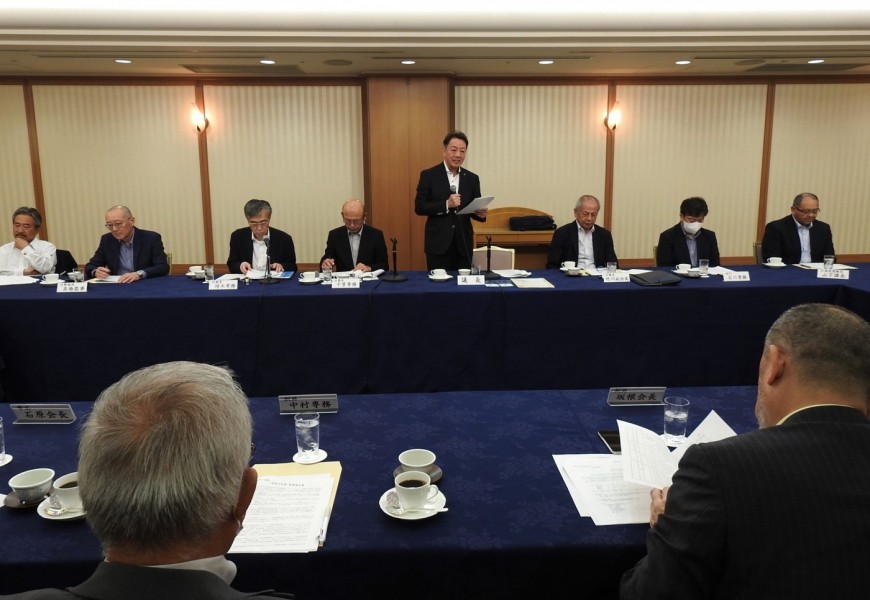 挨拶する横井会長